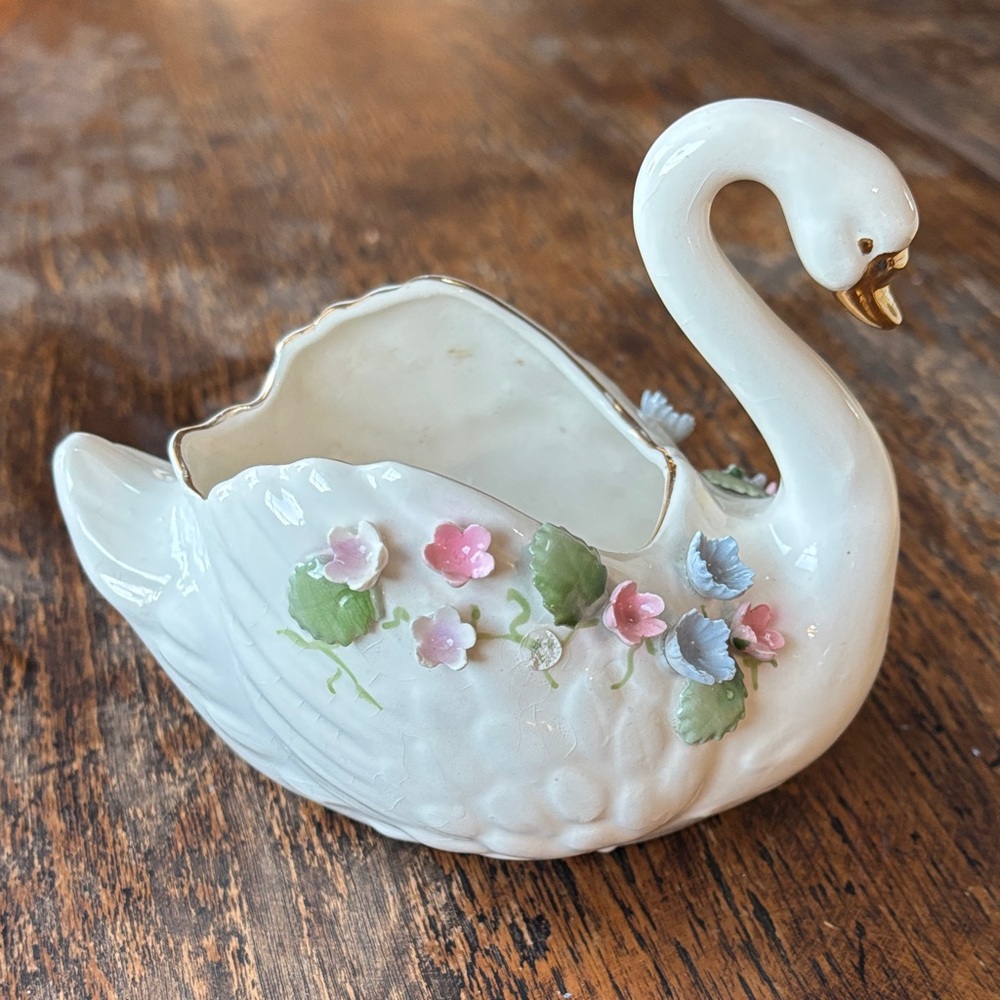 Vintage Lefton’s Ceramic Swan exclusive of Japan